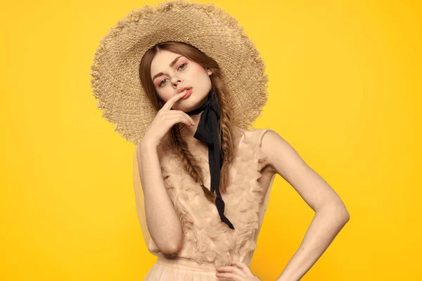 Portrait de femme avec des tresses rouges sur fond jaune vue recadrée plaisir émotionnel — Photo