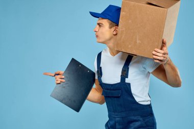 Karton kutulu işçi teslimat yükleyici yaşam tarzı mavi arkaplan