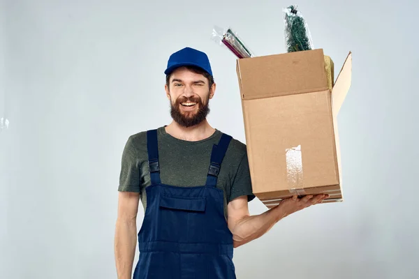 Mężczyzna pracownik ładowanie pudełka w ręce pakowania styl życia — Zdjęcie stockowe