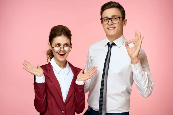 Colegas de trabalho emoções de comunicação funcionários escritório rosa fundo — Fotografia de Stock