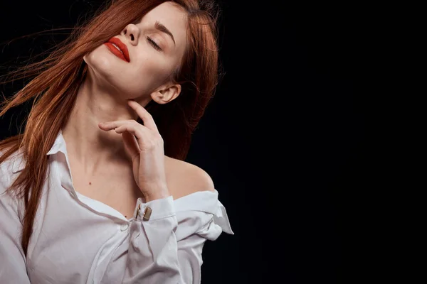 Hermosa mujer largo pelo rojo labios blanco camisa oscuro aislado fondo estudio — Foto de Stock