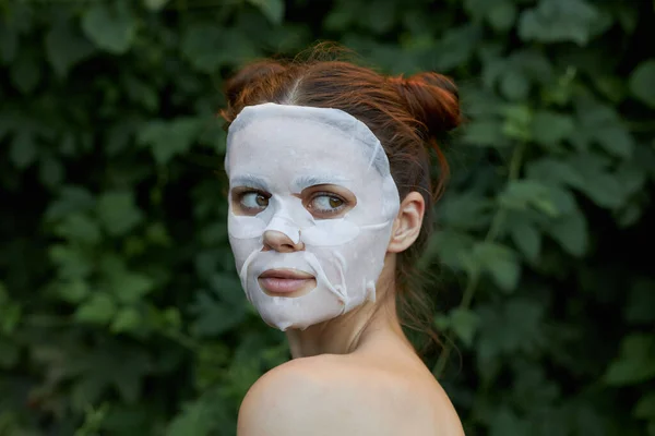Portrait d'un masque cosmétique fille Look intéressé et cosmétologie coiffure tendance — Photo