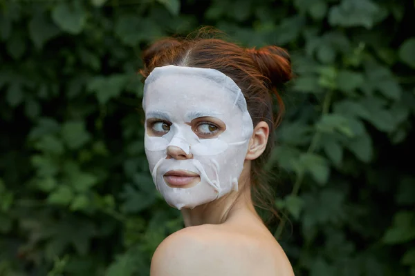 Portret van een meisje cosmetische masker Geïnteresseerde look en trendy kapsel cosmetologie — Stockfoto