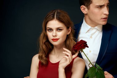 Lüks bir çift olarak romantik bir ilişki, karanlık ve izole bir arkaplanda yükseldi.