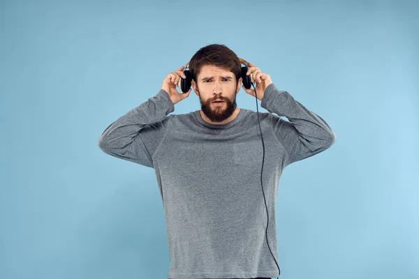 Man met koptelefoon muziek emotie levensstijl moderne stijl technologie blauwe achtergrond — Stockfoto