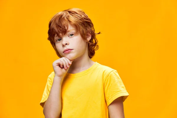 Vörös hajú, érdeklődő tekintetű gyermek fogja a kezét — Stock Fotó
