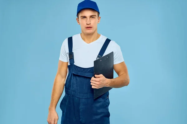 Delivery service muž dělník vykreslování služby modré pozadí — Stock fotografie