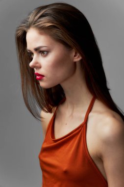 Kadın yan bakıyor gece elbisesi lüks manzaralı 