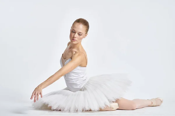 白いチュチュの柔軟性のダンスでバレリーナは官能的な光の背景を実行 — ストック写真