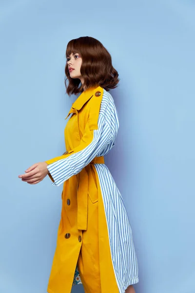 Mulher de casaco com maquiagem modelo de botões redondos — Fotografia de Stock