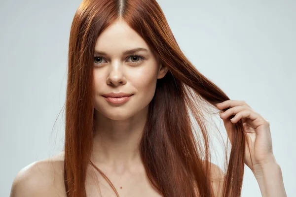 美しい赤髪の女性裸の肩化粧品長い髪の輝きの背景 — ストック写真