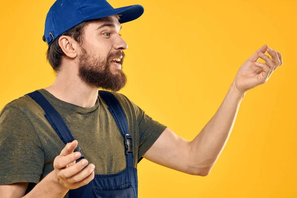 制服労働者サービスの労働者の男黄色の背景感情 — ストック写真