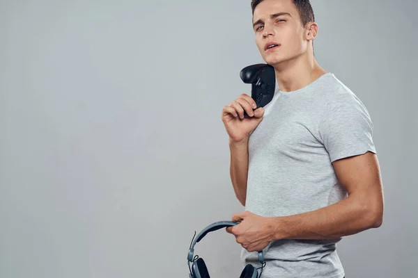 Man with headphones and joystick in hands technologia rozrywka gry wideo styl życia uzależnienie lekkie tło — Zdjęcie stockowe