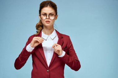 Zarif kadın kırmızı ceket kartviziti resmi özgüvenli yaşam tarzı mavi arka plan