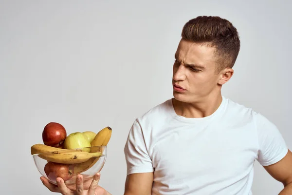 Hombre con fruta fresca en una taza estilo de vida saludable nutrición saludable vitaminas — Foto de Stock