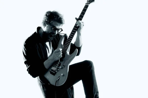 Mężczyzna muzyk z gitara gwiazda rocka wykonując program rozrywkowy — Zdjęcie stockowe