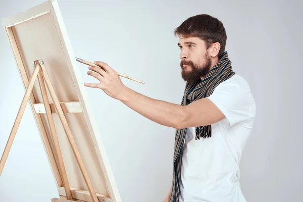 한 남자 예술가가 스카프를 두른 흰색 티셔츠 예술 취미 창조성에 그림을 그리고 있습니다. — 스톡 사진