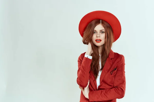 Hermosa mujer en sombrero labios rojos chaqueta encanto estilo de vida estudio luz fondo —  Fotos de Stock