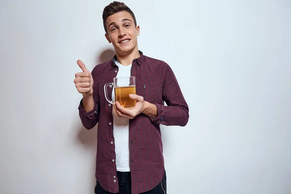 Homme joyeux avec tasse de bière alcool émotions fond clair — Photo