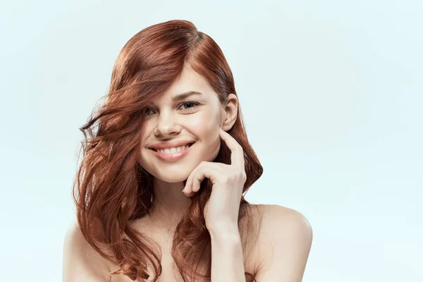 Hübsche Frau mit Haaren Lächeln Kosmetik Lifestyle nackte Schultern Haarpflege Charme Licht Hintergrund — Stockfoto