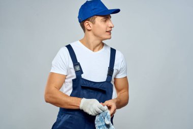 Üniformalı çalışan adam, servis hizmeti ışık arka planı