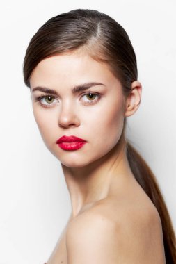 Güzel kadın kırmızı dudaklar çıplak omuzlar uzun saçlar 