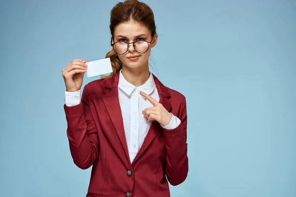 Biznes kobieta czerwony kurtka wizytówka okulary wykonawczy niebieski tło — Zdjęcie stockowe