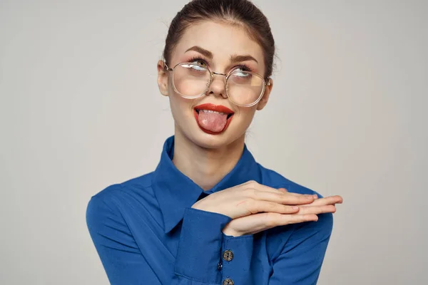 Retrato de mujer emocional en camisa azul y gafas brillante maquillaje modelo luz fondo recortado ver Copiar espacio — Foto de Stock