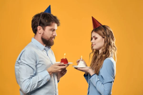 Man och kvinna roligt och fest Födelsedag glädje semester gul bakgrund — Stockfoto