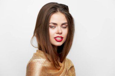 Eşarplı kadın yüzünde makyaj malzemesi olan kırmızı dudaklı gülümse. 