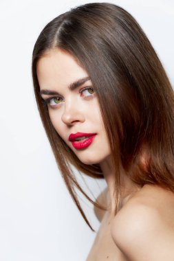 Çıplak omuzlu, tutkulu, çekici görünüşlü bir kadın.