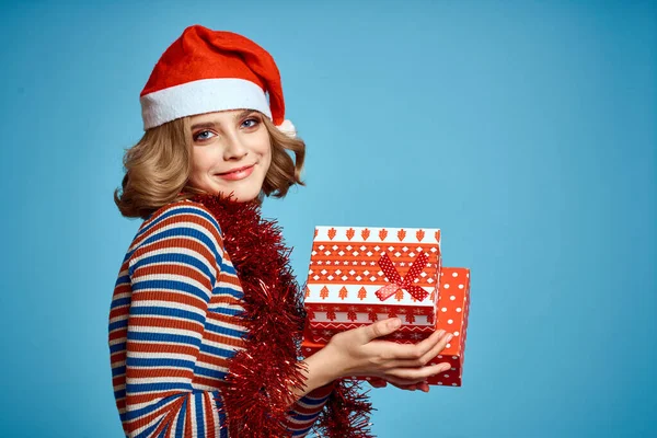 Femme portant santa claus chapeau et coffrets cadeaux Noël nouvel an — Photo