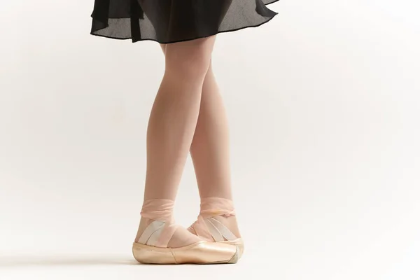 Bailarinas piernas posicionamiento correcto de las piernas movimiento ejercicio tutu puntas zapatos modelo —  Fotos de Stock