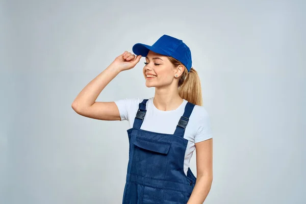 Frau in Arbeitsuniform Blue Cap Service Lifestyleservice — Stockfoto