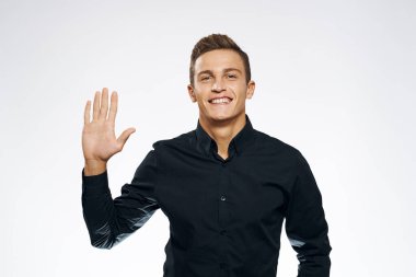 Siyah gömlekli yönetici resmi kırpılmış görünüm ışık arkaplanı