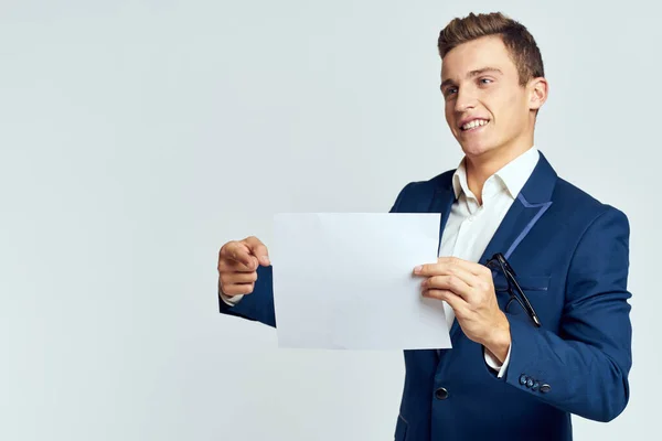 Ein Geschäftsmann im Anzug hält ein Papier in der Hand eines offiziellen Managers — Stockfoto