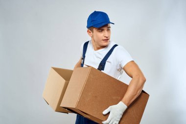 Kutu taşıyan işçi teslimat yükleme servisi