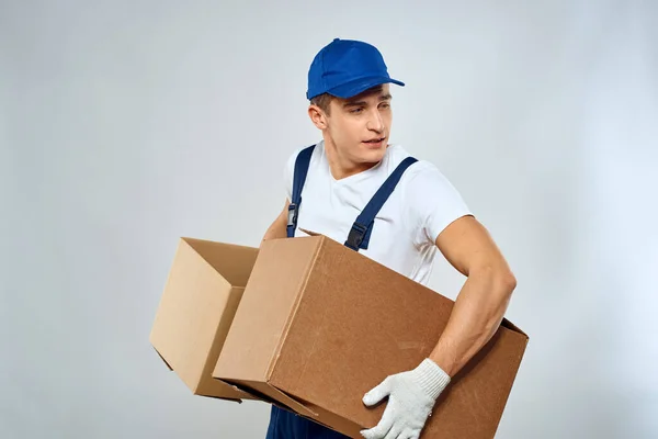 Homme travailleur avec boîte dans les mains livraison service de chargement service d'emballage — Photo