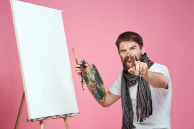 ressam palet tutuyor sanat sehpası çiziyor yaratıcılık hobisi pembe arka plan