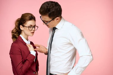 İş adamı ve kadın ofis iş arkadaşları takım yönetimi stüdyo pembe arka plan