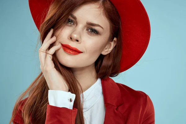 Vacker elegant kvinna röda läppar hatt på huvudet närbild glamour blå bakgrund — Stockfoto