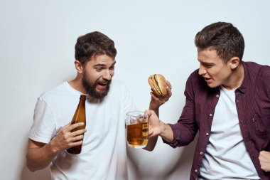 Bira içen iki neşeli arkadaş eğlenceli yaşam tarzı iletişim ışığı arka planı