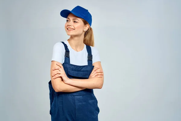 Женщина в рабочей форме синяя кепка службы образ жизни — стоковое фото