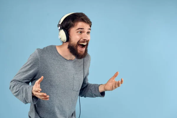 Man met koptelefoon muziek emotie levensstijl moderne stijl technologie blauwe achtergrond — Stockfoto