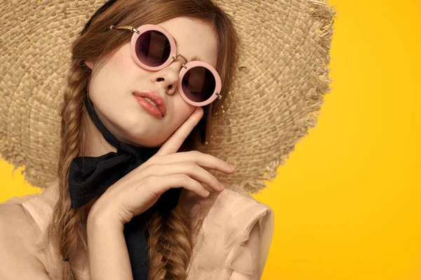 Mulher com tranças óculos de sol palha chapéu retrato closeup diversão emoção — Fotografia de Stock