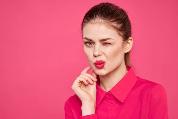 Atrakcyjna dziewczyna w różowej koszuli przycięty widok jasny makijaż czerwone usta gestykulujące rękami Kopiuj przestrzeń — Zdjęcie stockowe