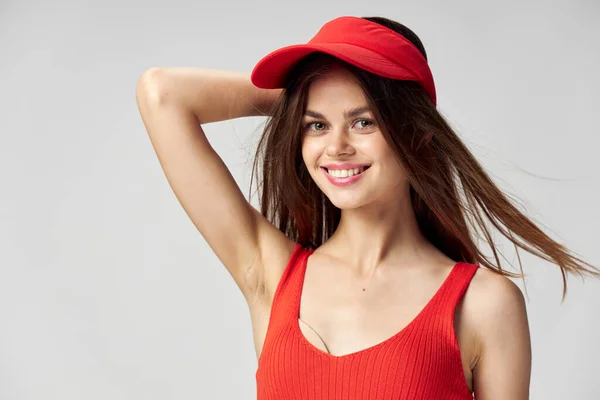 Glada kvinna Röd mössa leende attraktiv look — Stockfoto