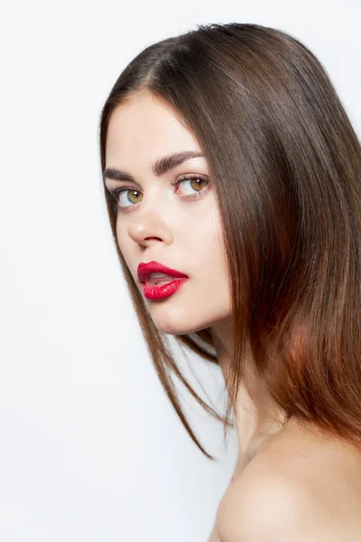 Vrouw met lang kapsel Vrouw met lang kapsel lippenstift bijgesneden bekijk lippenstift — Stockfoto