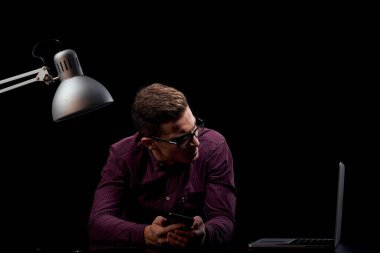 Erkek yönetici içeride koyu arka plan iletişimi kırmızı gömlek model gözlük yeni teknoloji iş finansmanı