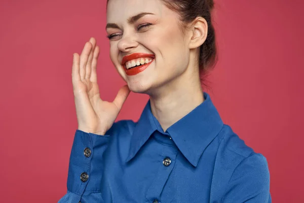 Πορτρέτο της συναισθηματικής γυναίκας σε μπλε πουκάμισο με φωτεινό μακιγιάζ gesturing με τα χέρια — Φωτογραφία Αρχείου